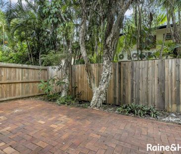 Spacious, Fully Air Conditioned Townhouse in sought after Street! - Photo 4