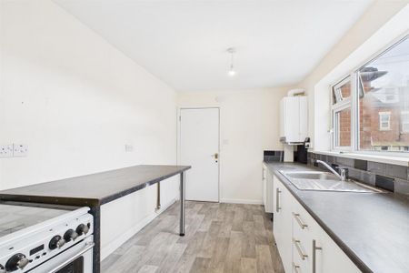 3 bedroom flat to rent - Photo 4