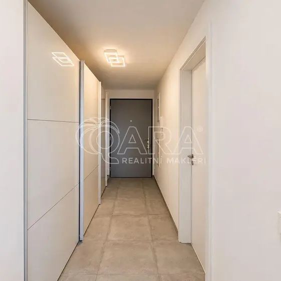 Designový byt 2+kk s prostornou terasou, balkonem, garážovým stáním a sklepem | Rezidence Zahálka - Photo 1