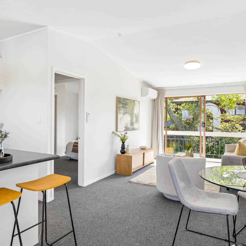 Sunny Two-Bedroom Living in Remuera - Photo 1