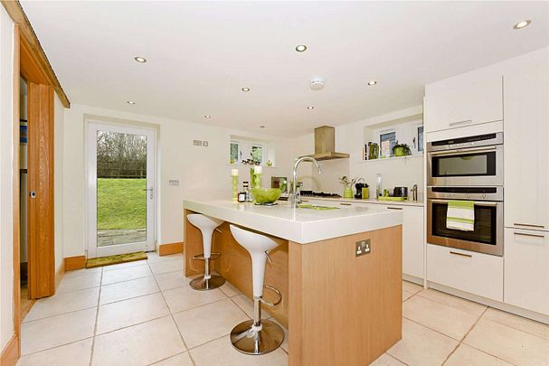 A beautifully presented detached home with wonderful views - Photo 1