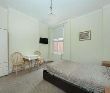 Uxbridge Rd, W3 - Photo 2