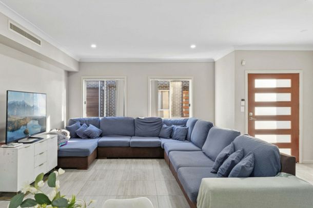 Great 4 Bedroom Home - Fantastic Location! - Photo 1