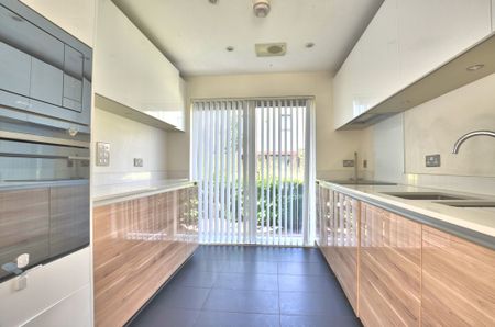 A modern two bedroom property, in the sought after area of Trumpington with allocated parking and enclosed garden. Ideally located for access to the M11, A14 and Addenbrookes Hospital. - Photo 5