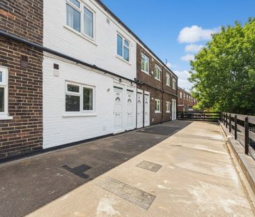2 bedroom Maisonette in Frimley High Street, Camberley - Photo 4
