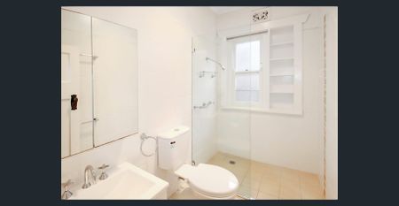 Spacious Apartment in Superbly Convenient Location - Photo 3