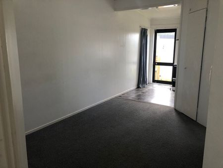 3 Bedroom Flat with Fenced Back Yard - Photo 2