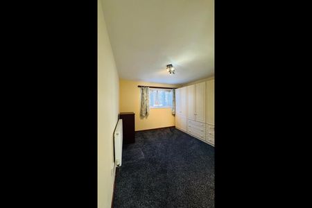 3 Bed Flat, Lonsdale Close, E6 - Photo 2