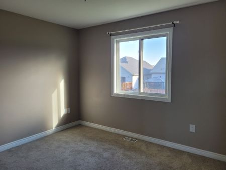 For Lease - 7770 Hanniwell Street, Niagara Falls, Ontario - Photo 2