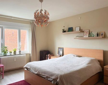 Ruim appartement, twee slaapkamers en tuin - Photo 5