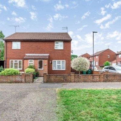 Cottesmore Green 3 bedroom link detached house to rent - Photo 1