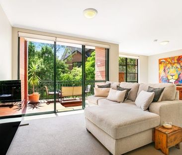 Resort Style, Parkside, Sun-Filled Split Level Two Bedroom, Two Bat... - Photo 2