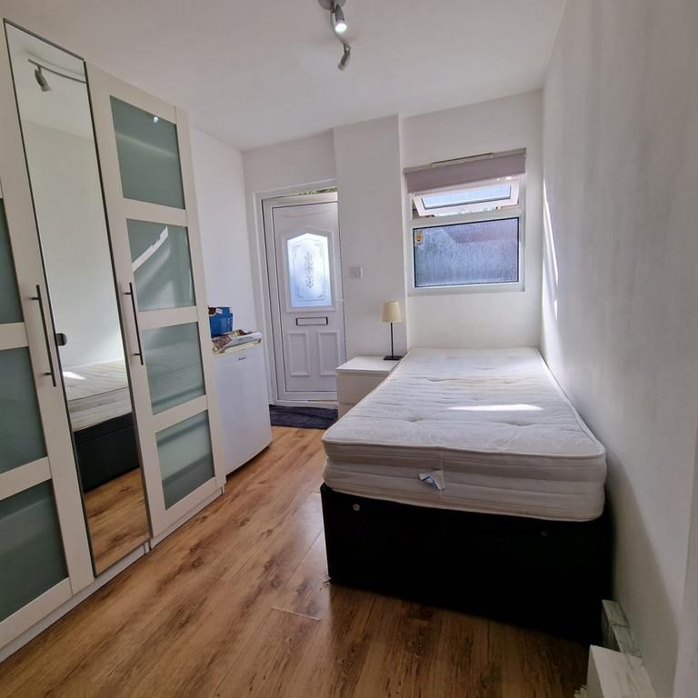 Studio to rent - Photo 1