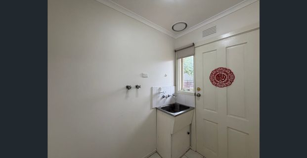 2-Bedroom Unit with Courtyard & Garage – Close to Shops & Hospital - Photo 1