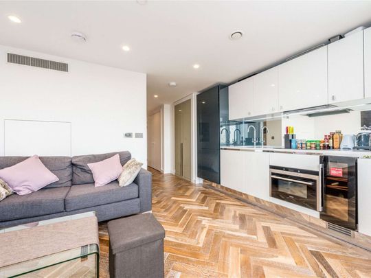 20th floor studio apartment finished to an exceptional standard in the Eagle Point development. - Photo 1