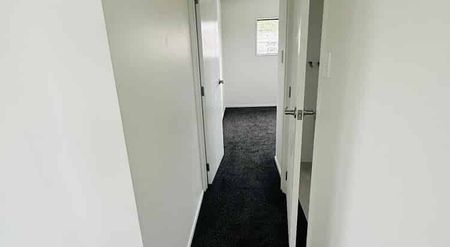 Modern 2BR Home in Ranui - AC & Courtyard - Photo 4