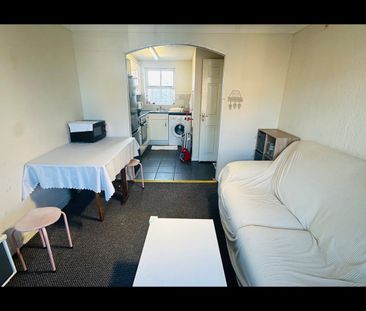 3 Bed Flat, Heron Street, M15 - Photo 3