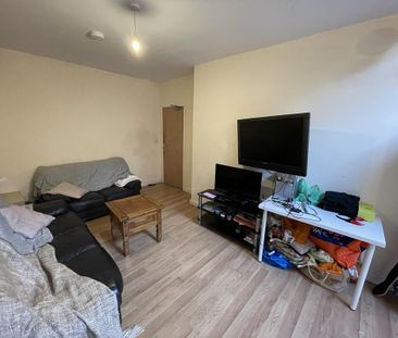 8 bedroom semi-detached house to rent - Photo 1