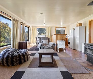 Cosy Brick Home with Comfortable Living - Photo 2
