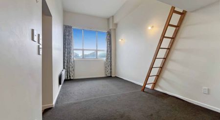 TWO WEEKS FREE RENT - Studio Loft in Newtown - Photo 3
