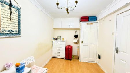 1 bedroom in a house share to rent - Photo 2