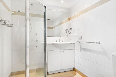 Stylish Apartment in the Heart of Chatswood - Photo 3