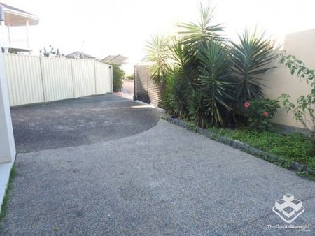 Spacious 4-Bed, 4-Bath Furnished Home in Sunnybank Hills - Photo 3