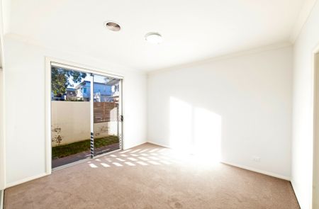 Four Bedroom, 3 Bathroom Townhouse - Photo 2