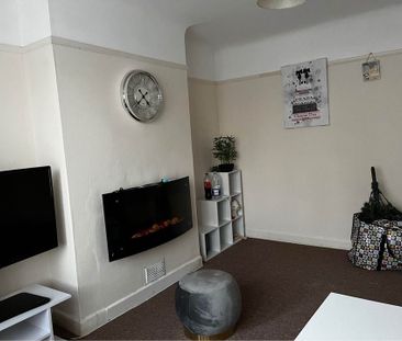4 Bed Semi-Detached House, Highfield Lane, SO17 - Photo 3