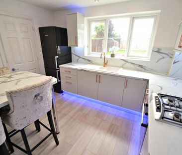 4 bedroom detached house to rent - Photo 4