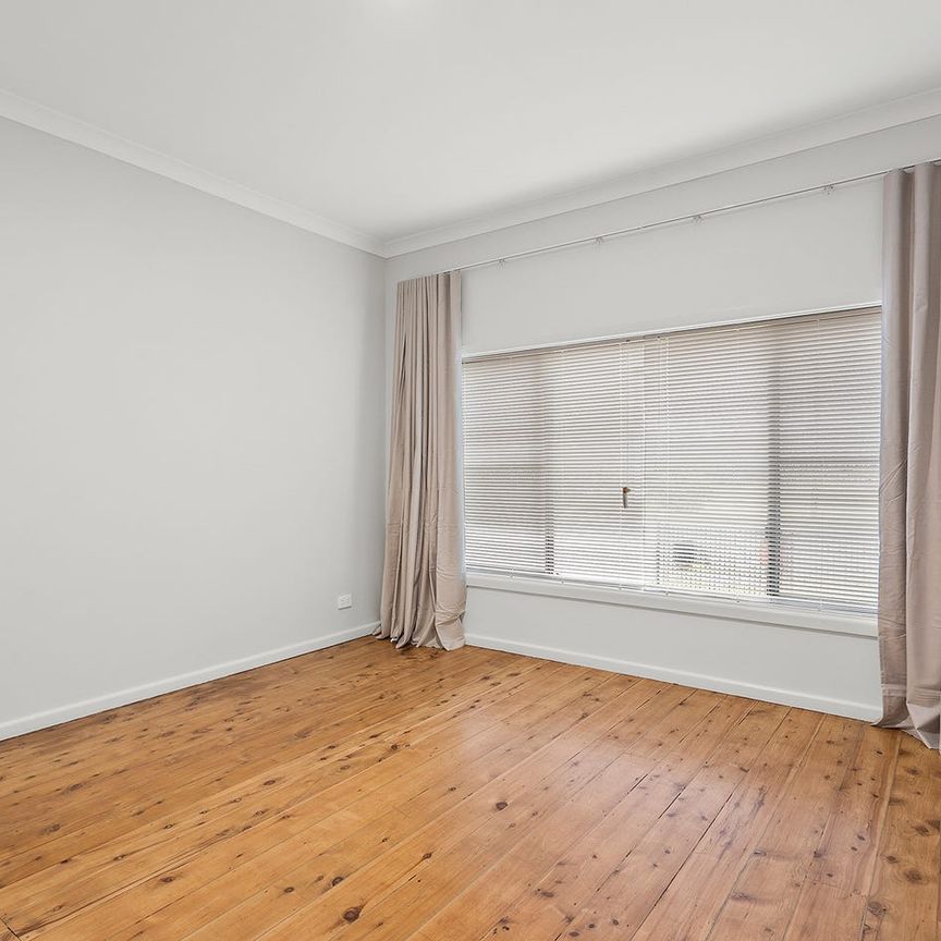 Coastal Comfort in the Heart of Port Kembla - Photo 1