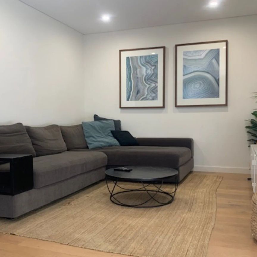 Contemporary Family Elegance - Photo 1