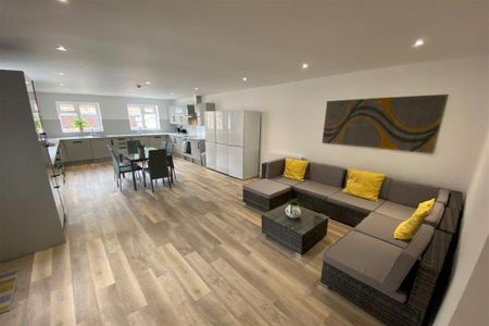 1 bedroom in a house share to rent - Photo 2