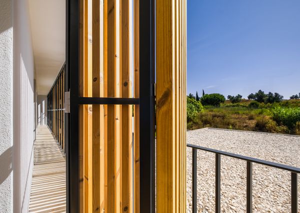 Moradia T6 de arquitetura moderna inserida no Golfe de Oeiras