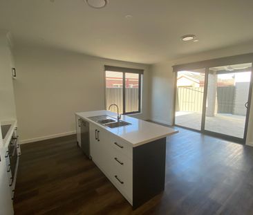 Stunning & Low Maintenance Townhouse! - Photo 5