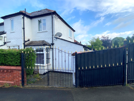 Quirky and Light 2 Bed Home in Stalybridge - Photo 4