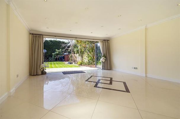 5 bedroom detached house to rent - Photo 1