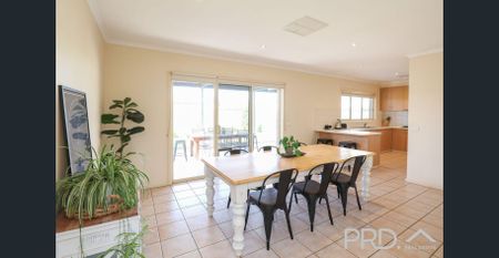 3 BEDROOM FAMILY HOME - Photo 3