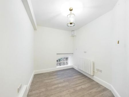 4 bedroom end of terrace house to rent - Photo 2