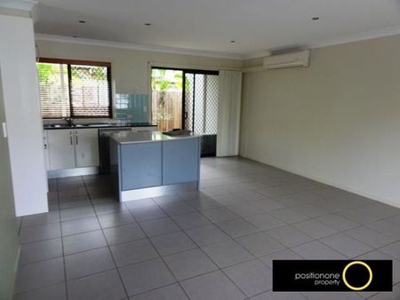 Stylish Three-Bedroom Townhouse in Prime Carina Heights Location - Photo 4