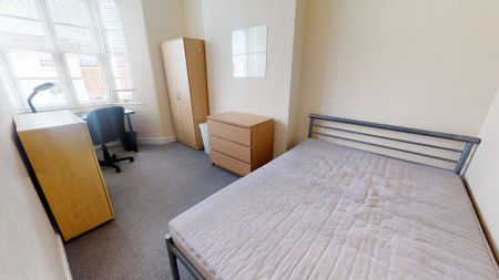 5 Bed Student Accommodation - Photo 2