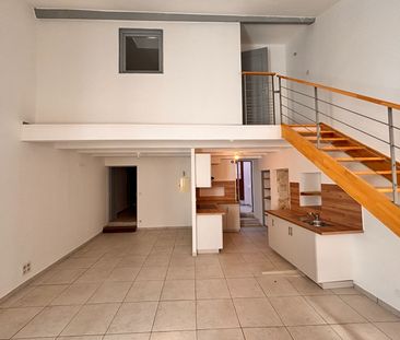 NIMES- MAGNIFIQUE MAISON DE VILLE T3 DE 60 M2 AVEC COUR , - Photo 4
