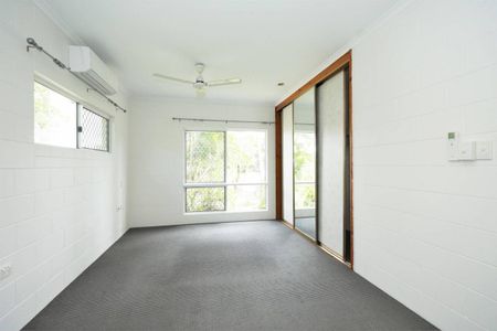 3 Bedroom Fully Airconditioned - Large Garden Shed - Side Access - Photo 4
