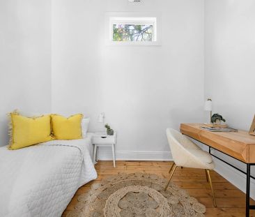 SPACIOUS AND TASTEFULLY UPDATED FAMILY HOME - Photo 4