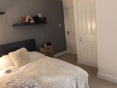 1 bedroom in a house share to rent - Photo 3