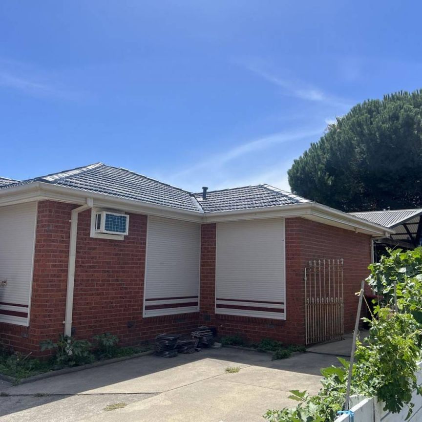 3 BEDROOM HOME IN CENTRAL LOCATION - Photo 1