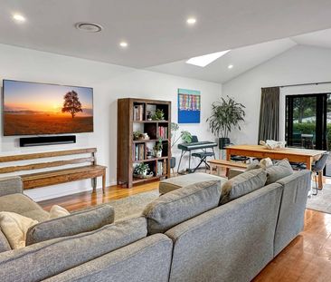 Fully Furnished 3 bed, 2 bath + Self Contained - Photo 4