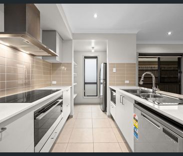 Modern Comfort & Space in a Peaceful South Maclean Setting - Photo 6