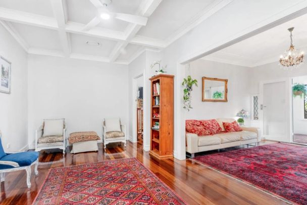 Spacious Family Living on an Expansive 810sqm Block – Pool, Multiple Living Areas & Room for Everyone. Contact Julie Sykes 0438 050 110 - Photo 1