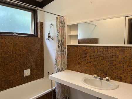 Homely two bedroom unit in leafy Camberwell - Photo 3
